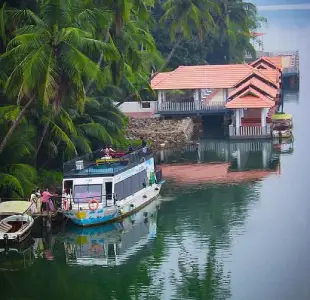 Nanma Holidays & Tourism Boat Club Parassinikkadavu